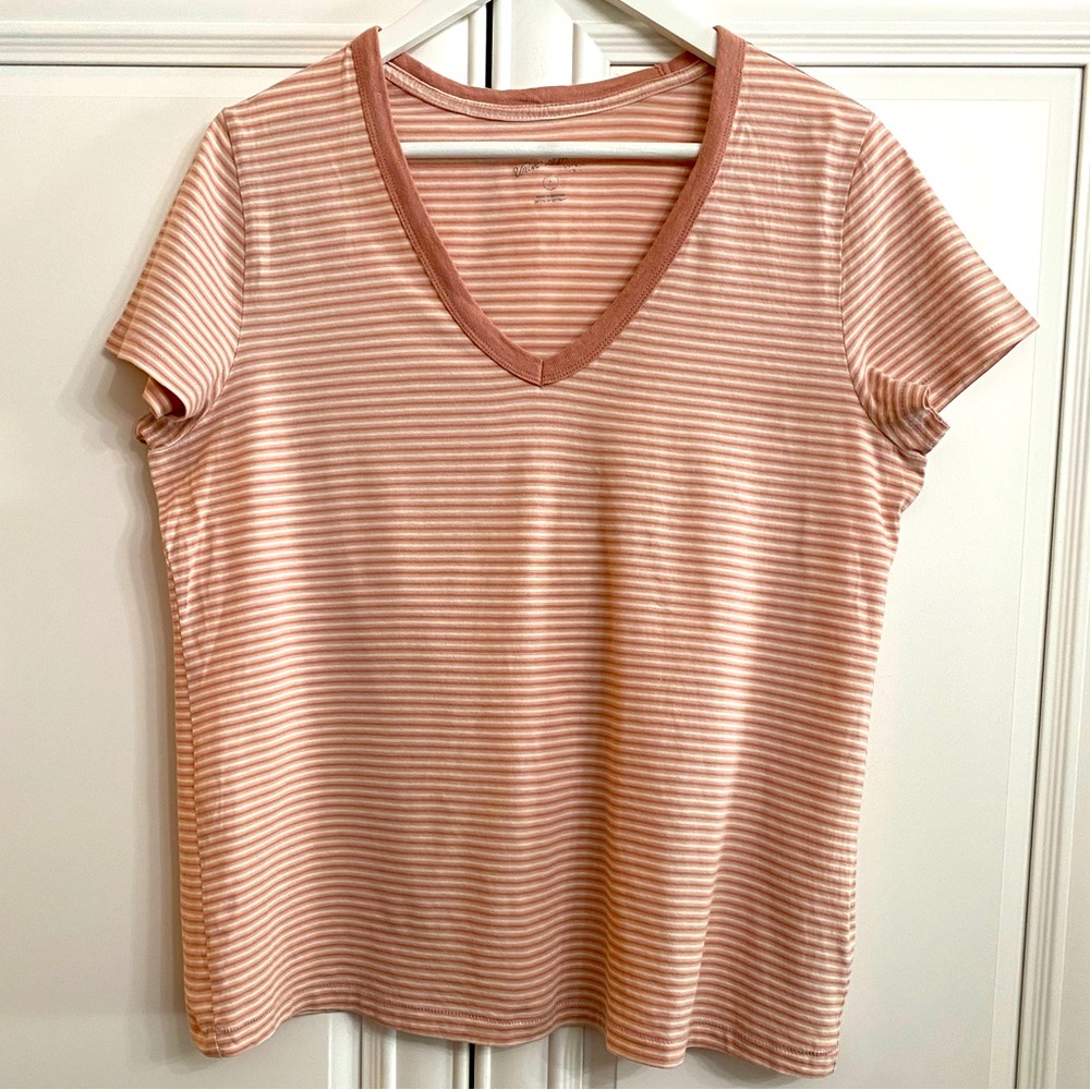 Universal Threads Size Large Pink and White Striped V-Neck Short Sleeve T-Shirt